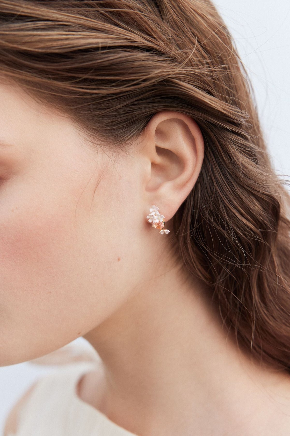 BW400539 - Post Earrings BAL DE PRINTEMPS — worn by a model