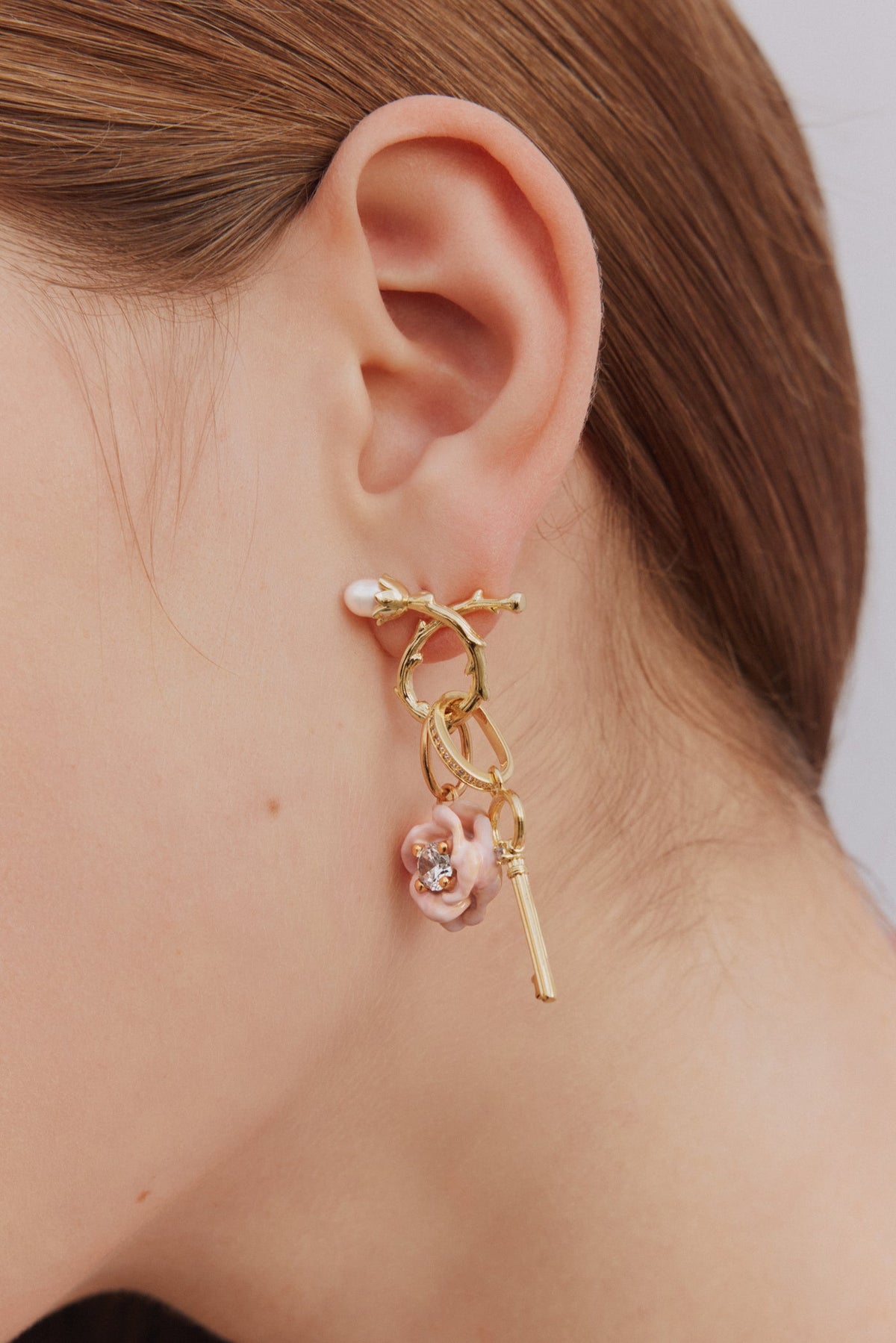 Pendant LES PENDENTIFS clé — worn by a model