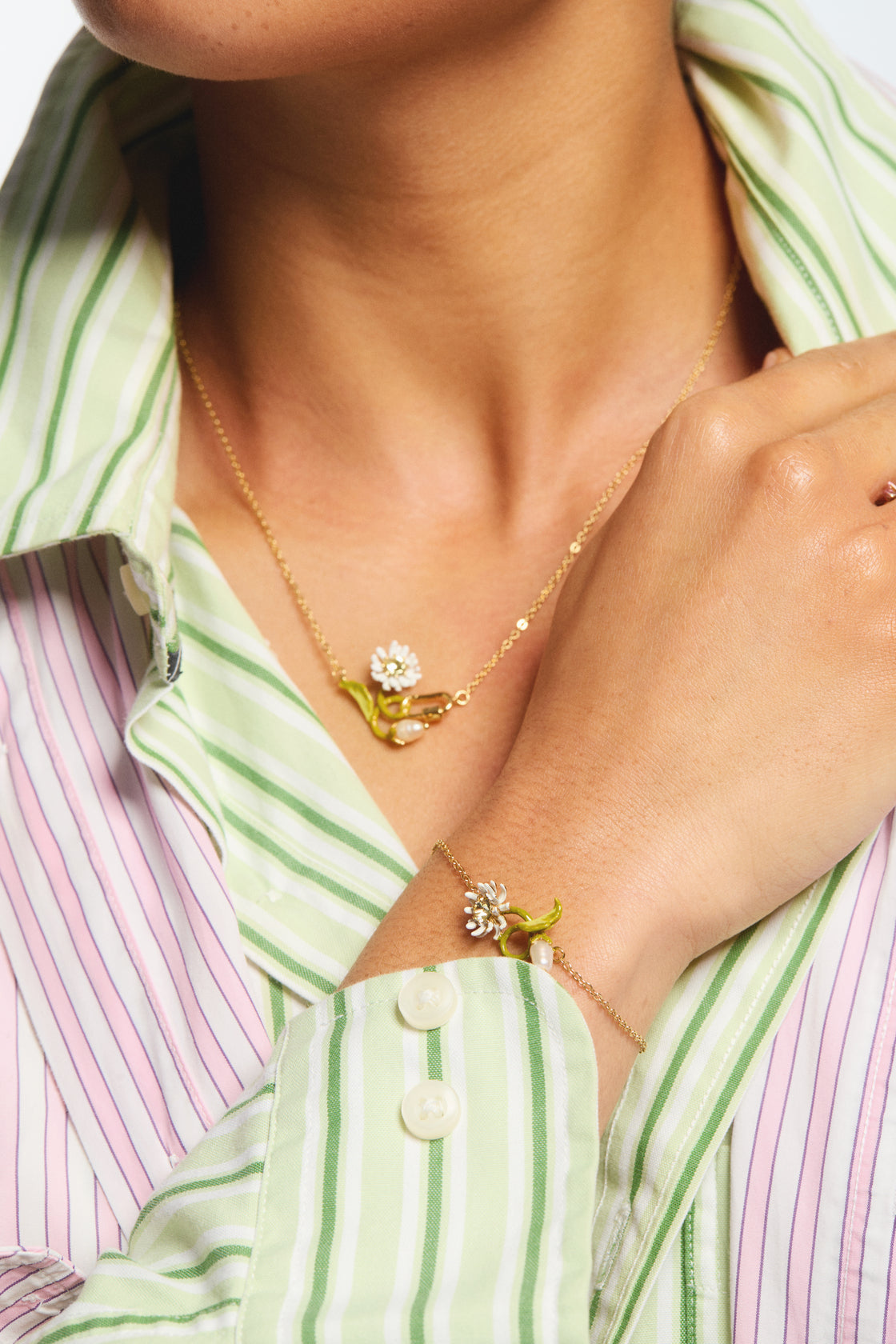 Necklace 40+5cm FLEUR DE ROCHE — worn by a model