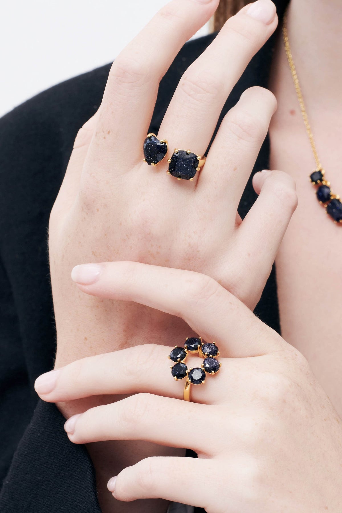 Adjustable ring LA DIAMANTINE Sparkling navy blue — worn by a model
