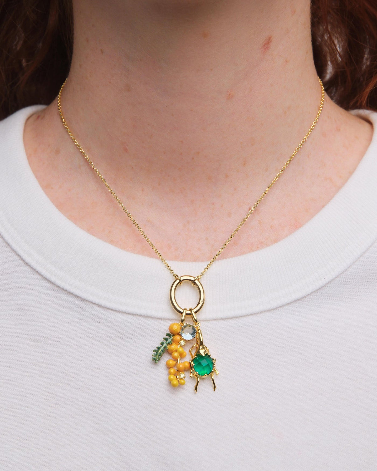 Pendant LES PENDENTIFS mimosa — worn by a model
