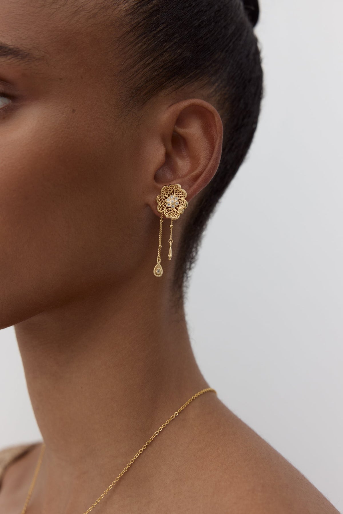 Post Earrings FIL D'OR — worn by a model
