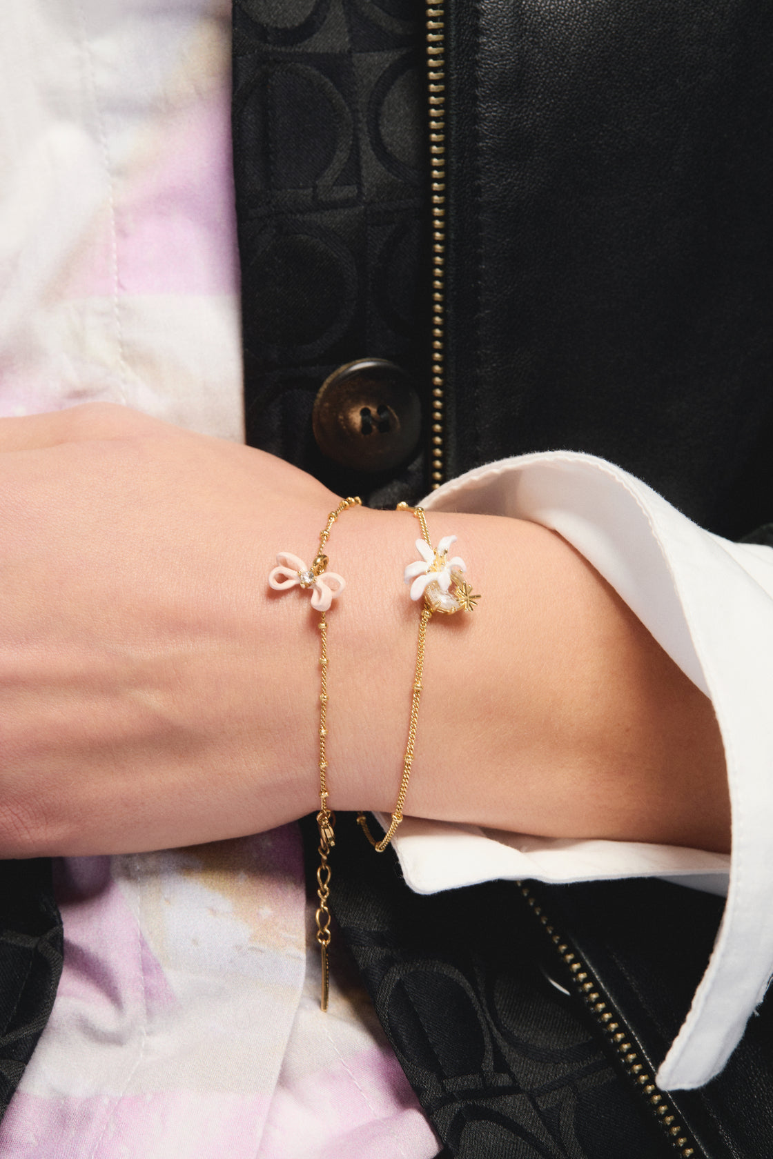 Bracelet 15.5+3.5cm OPERA NATIONAL DE PARIS - CHAUSSONS ET RUBAN — worn by a model