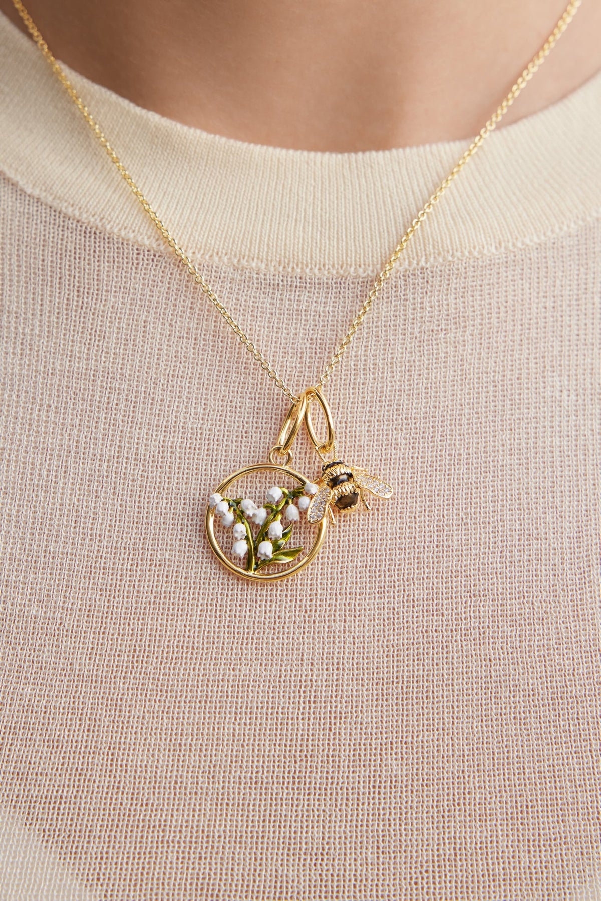 Pendant LES PENDENTIFS abeille — worn by a model
