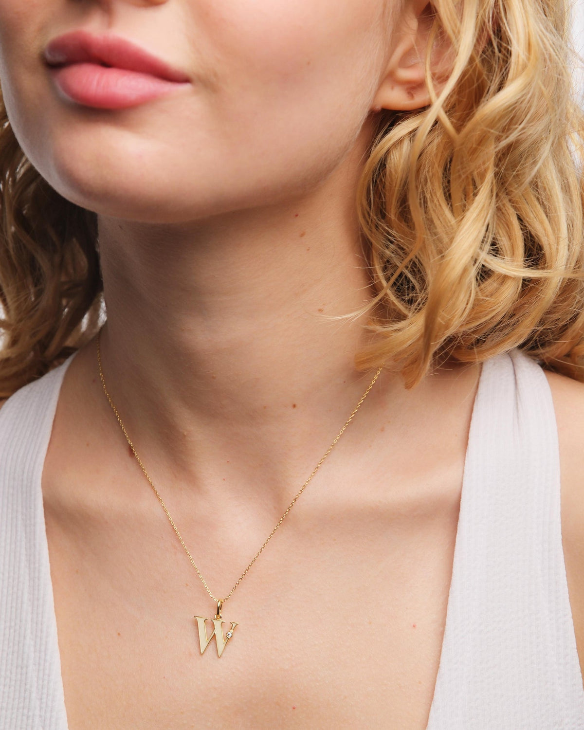 Necklace 42+5cm INITIALES W — worn by a model
