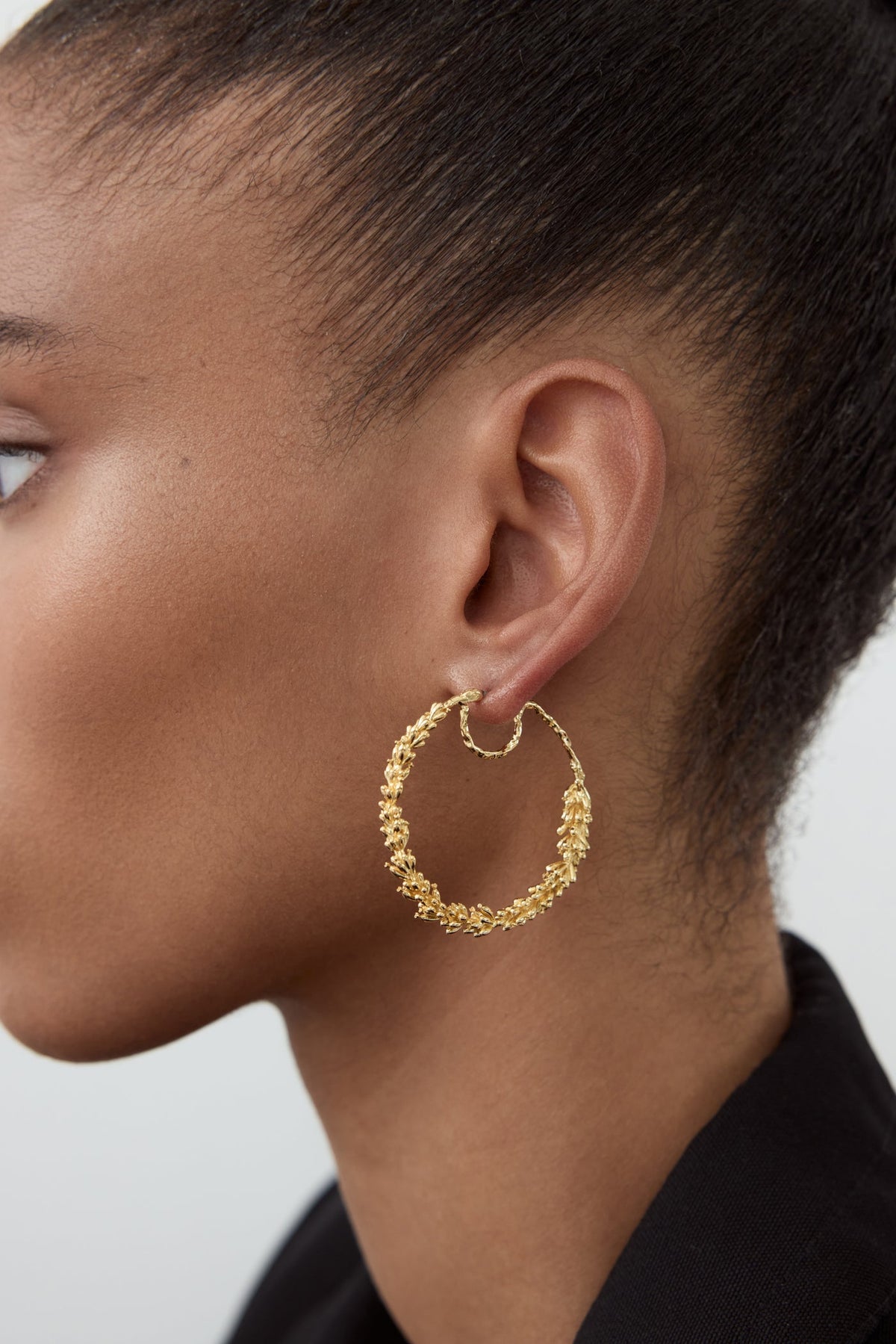 Hoop earrings NATURE FLAMBOYANTE — worn by a model