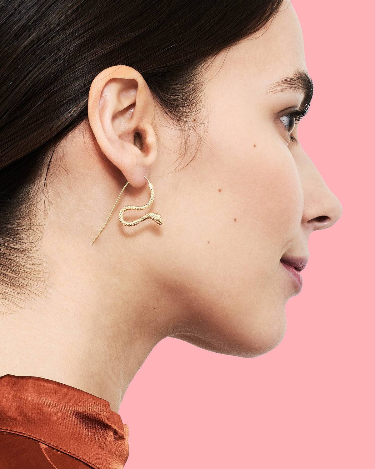 Hoop earrings NATURE FLAMBOYANTE — worn by a model
