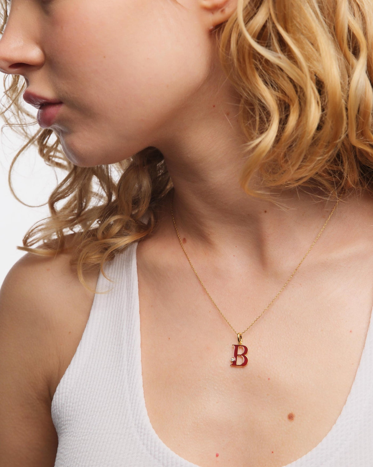 Necklace 42+5cm INITIALES B — worn by a model
