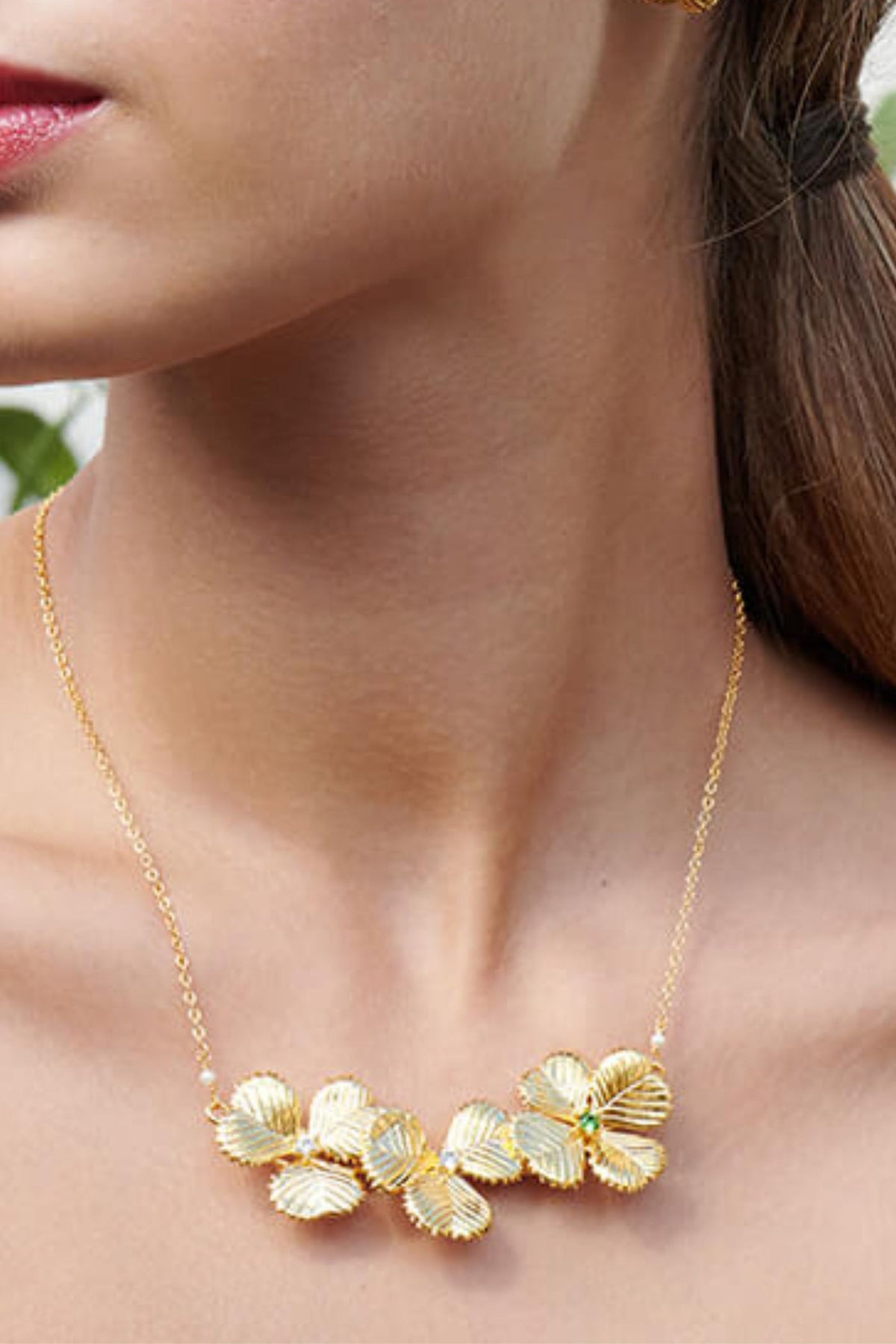 42+5cm Necklace FLEUR DE CHANCE — worn by a model