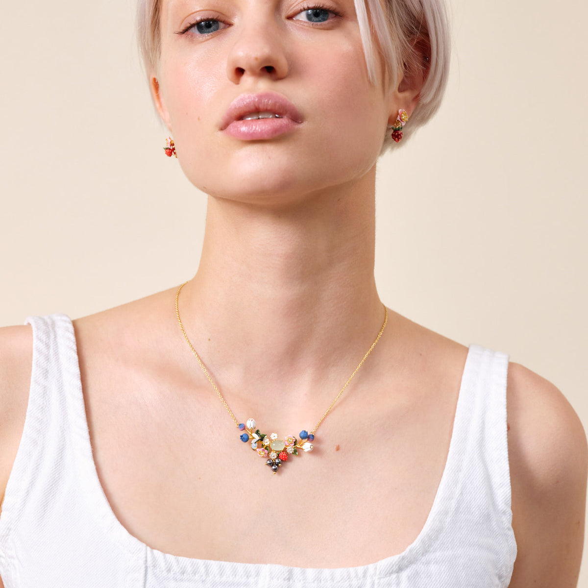 Necklace 42+5cm LE BOIS GOURMAND — worn by a model