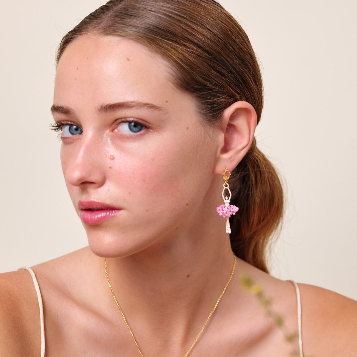 Post Earrings PAS DE DEUX Fleurs des Poètes — worn by a model