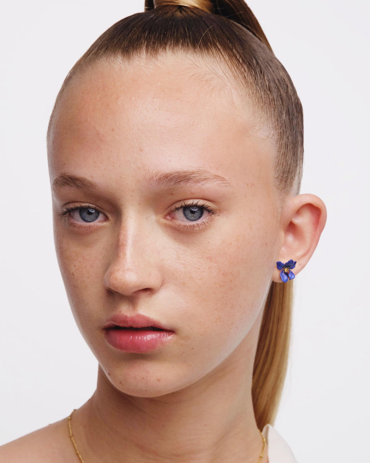 Post Earrings LES IRIS DE VINCENT — worn by a model