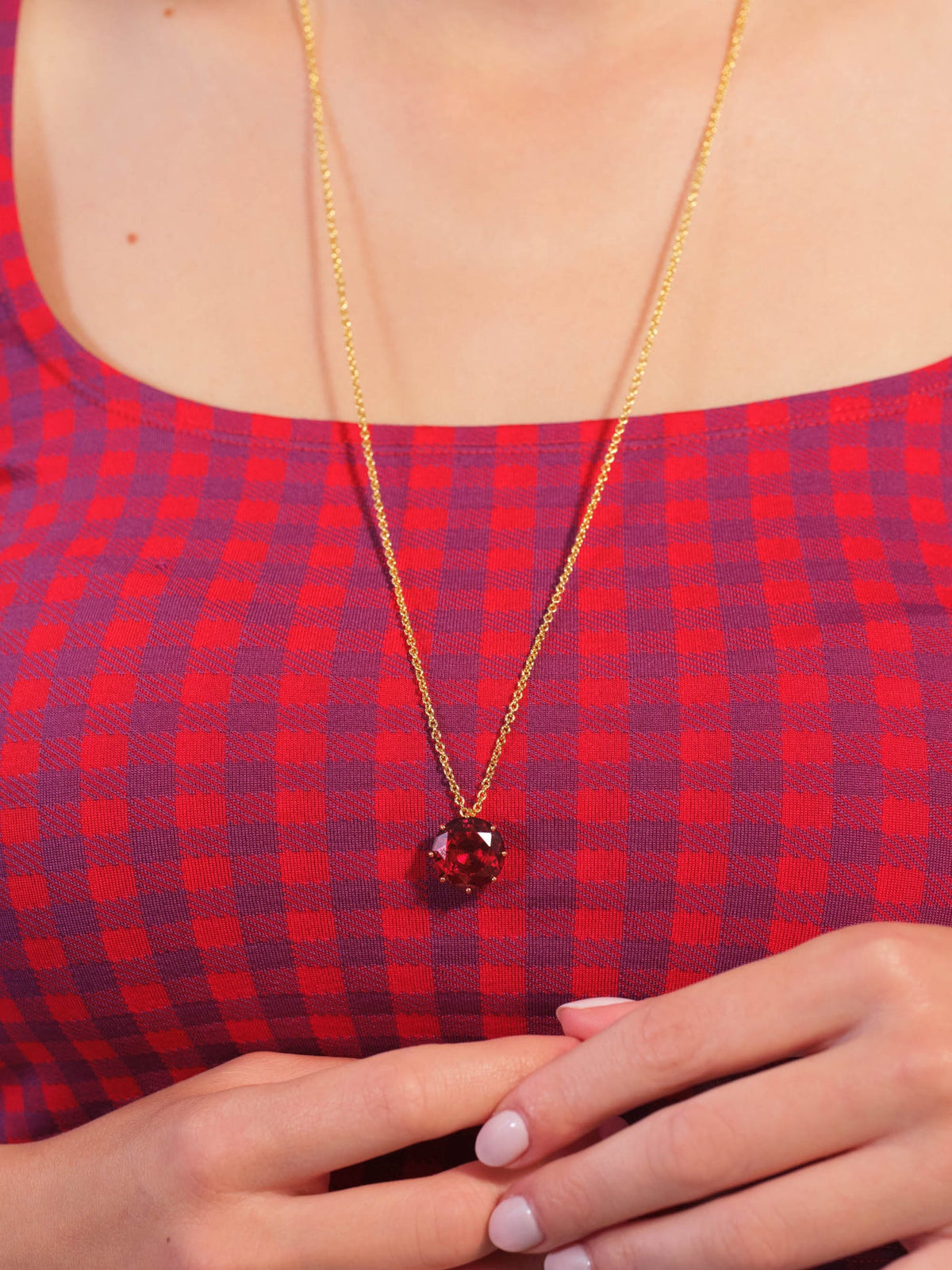 Necklace 70cm LA DIAMANTINE Rouge Grenat — worn by a model