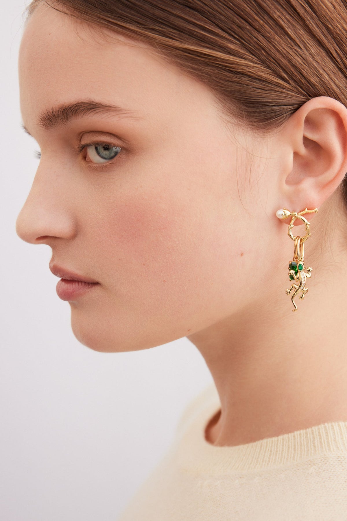 Pendant LES PENDENTIFS lézard — worn by a model