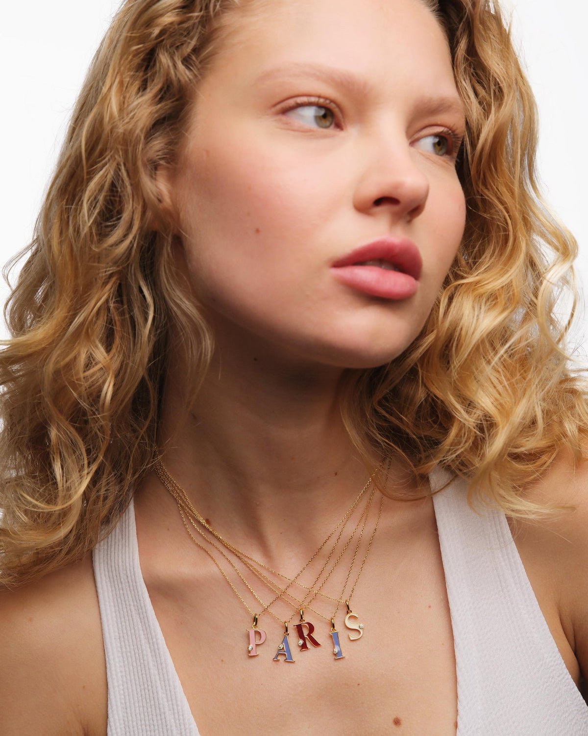 Necklace 42+5cm INITIALES I — worn by a model