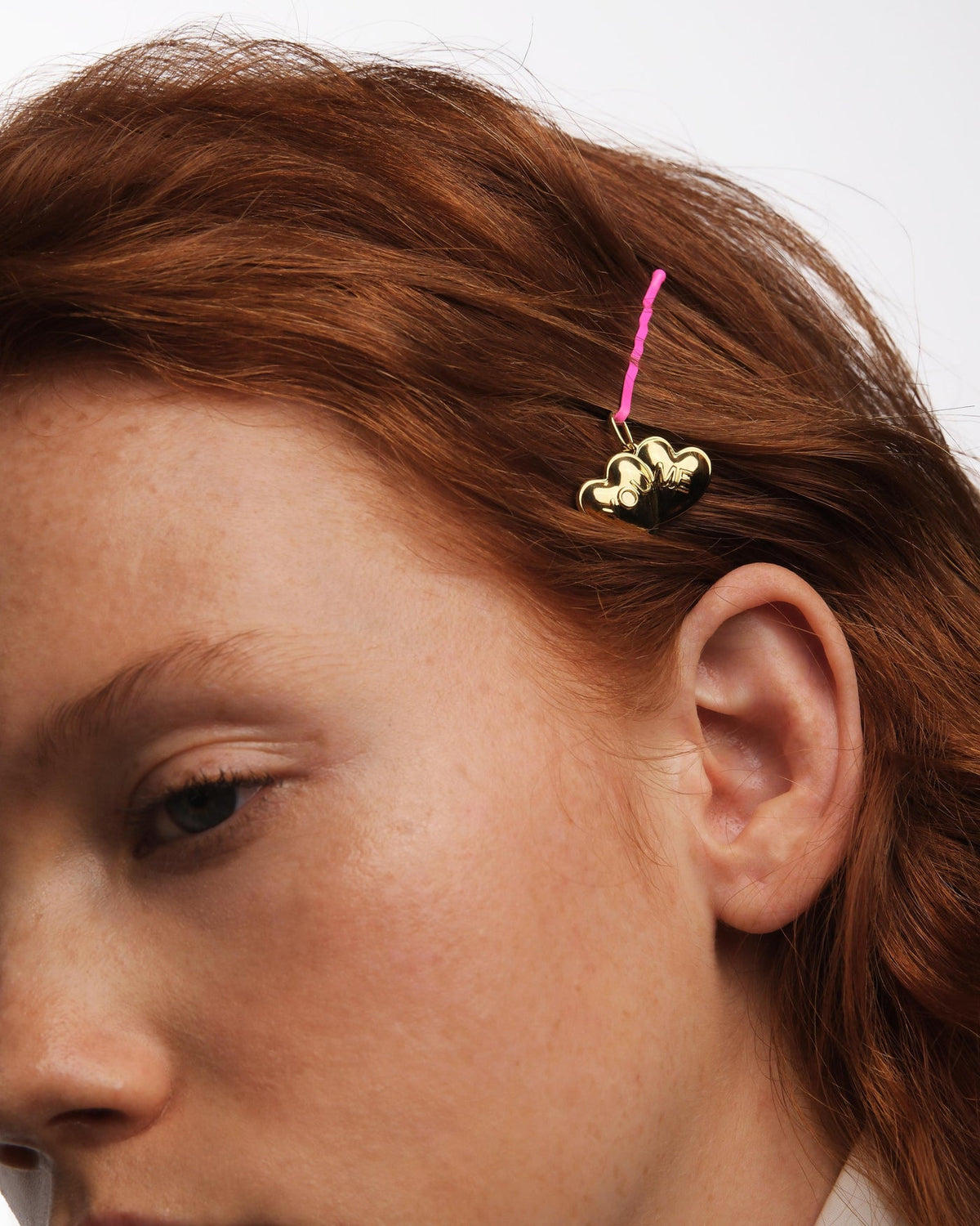 Pendant LES PENDENTIFS coeurs — worn by a model