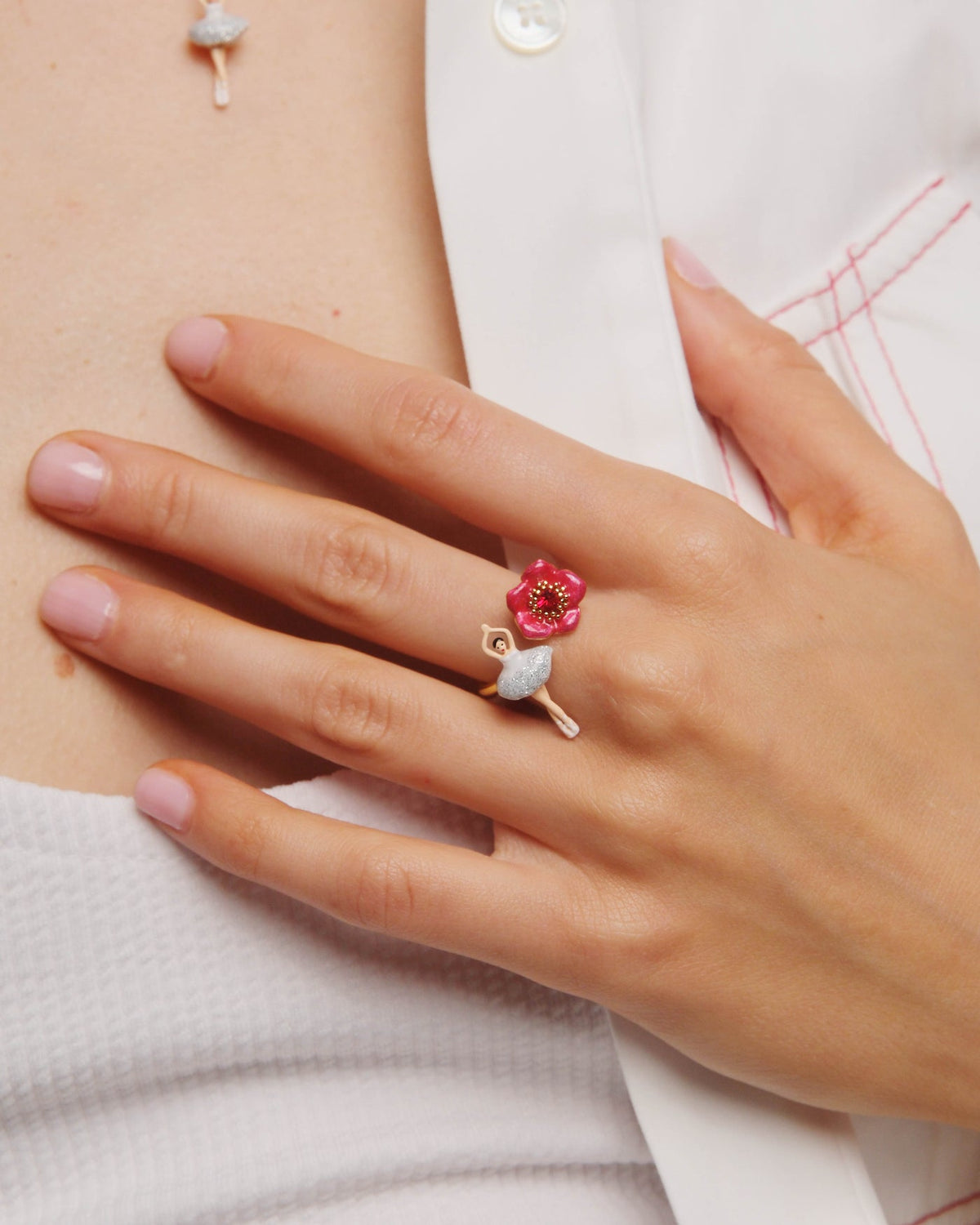 Adjustable Ring MINI PAS DE DEUX Velours d'Hiver — worn by a model