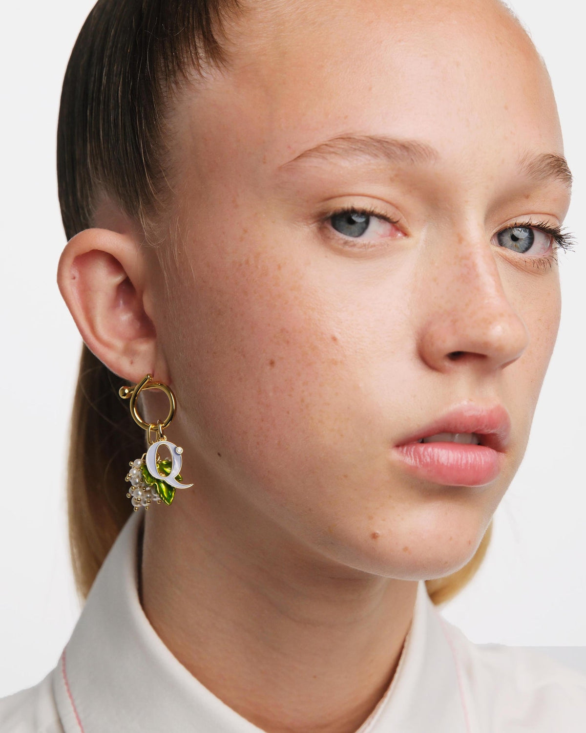 Necklace 42+5cm INITIALES Q — worn by a model