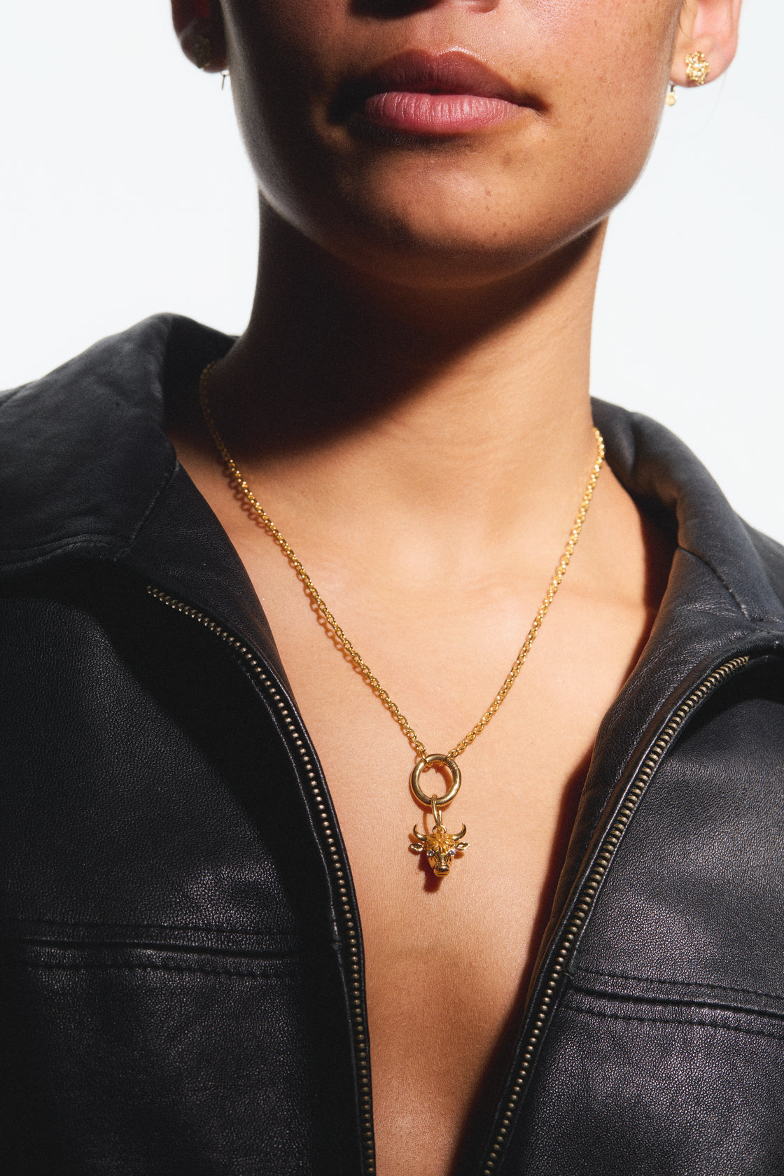 Pendant LES PENDENTIFS ASTRO Taureau — worn by a model