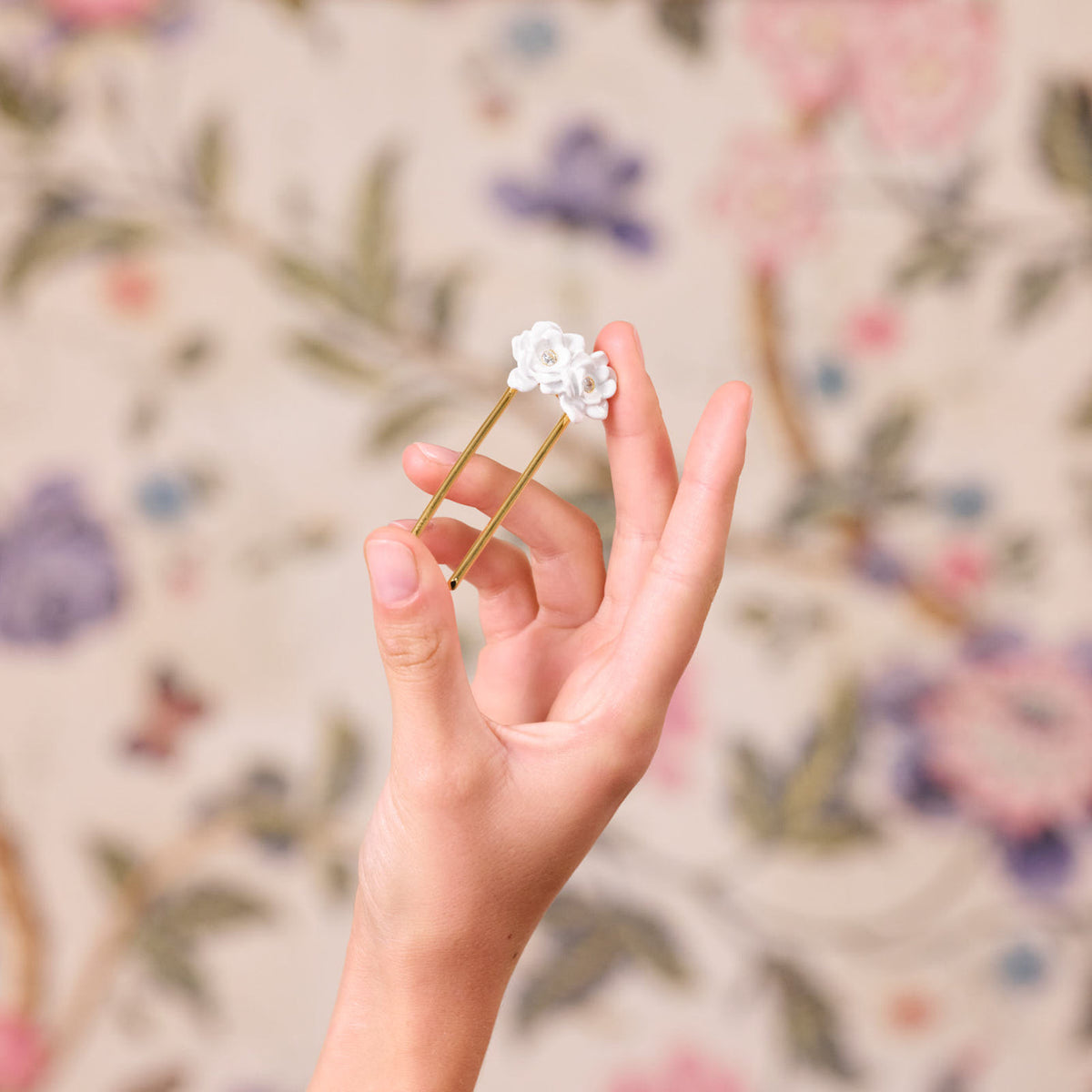 BS400039 - Hairpin BAL DE PRINTEMPS — worn by a model