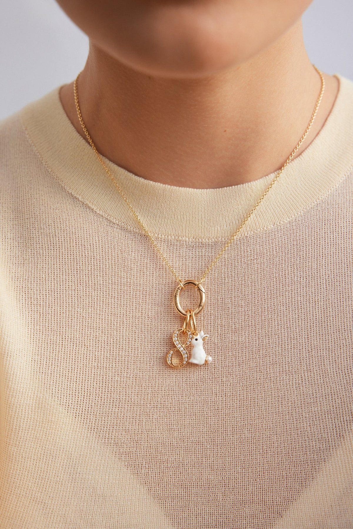 Pendant LES PENDENTIFS lapin blanc — worn by a model