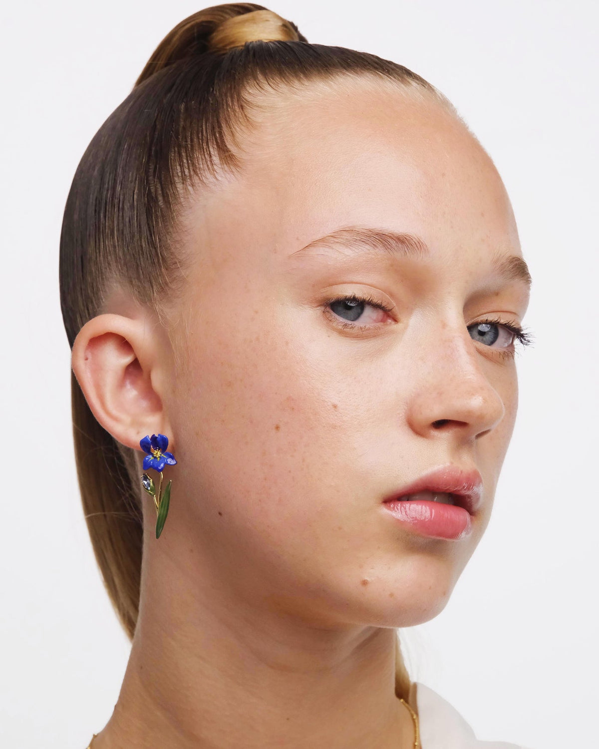 Post Earrings LES IRIS DE VINCENT — detail view