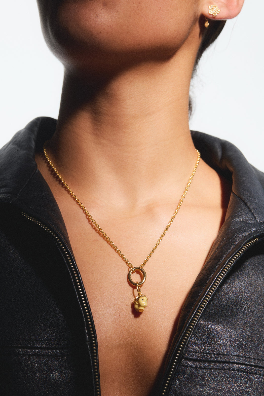 Pendant LES PENDENTIFS ASTRO Gémeaux — worn by a model