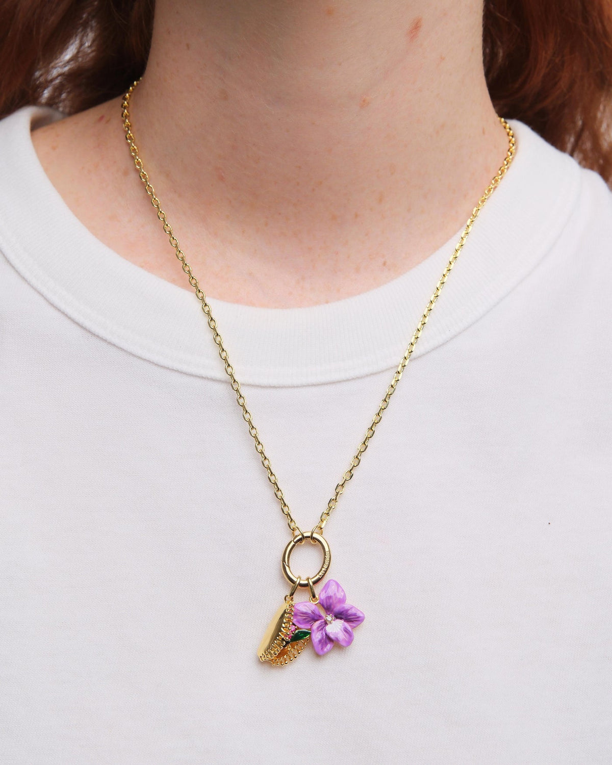 Pendant LES PENDENTIFS violette — worn by a model