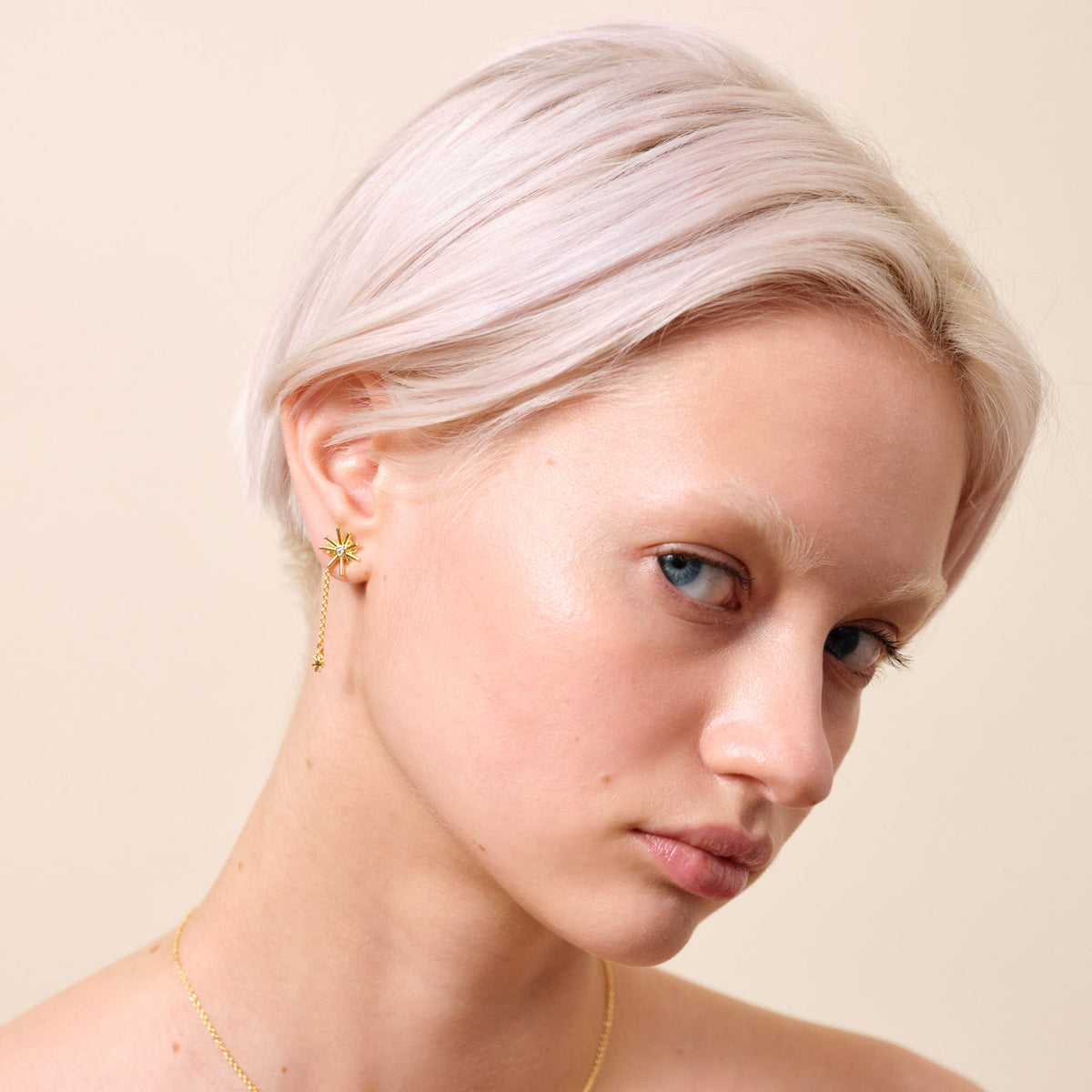 BW400534 - Post Earrings NUIT ETOILEE — worn by a model