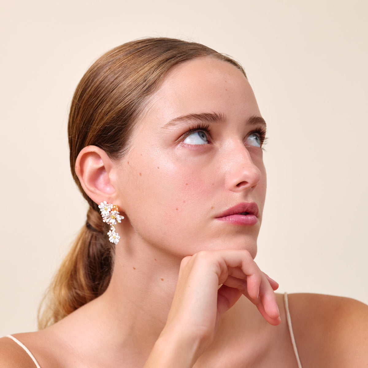 BW400536 - Post Earrings BAL DE PRINTEMPS — worn by a model