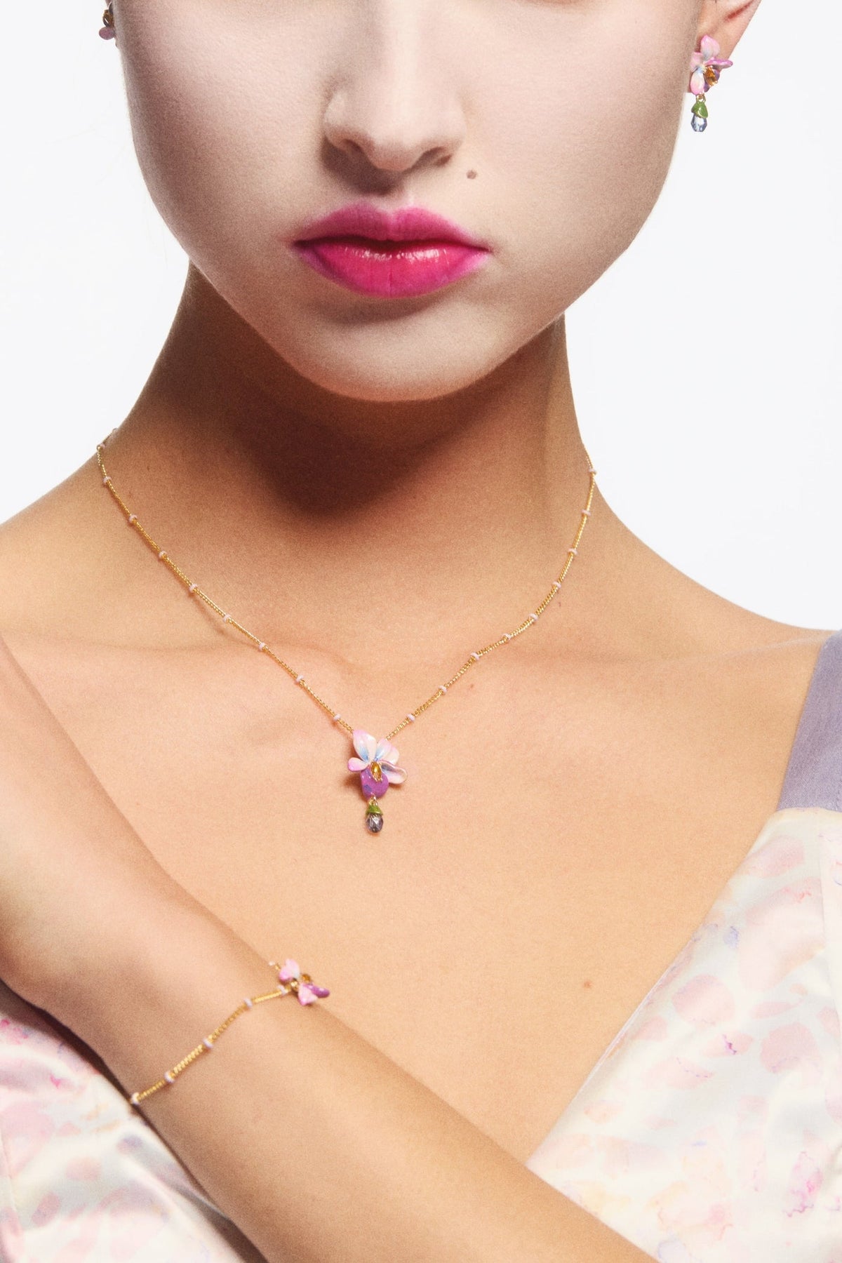 Necklace 40+5 cm PETIT TRIANON — worn by a model
