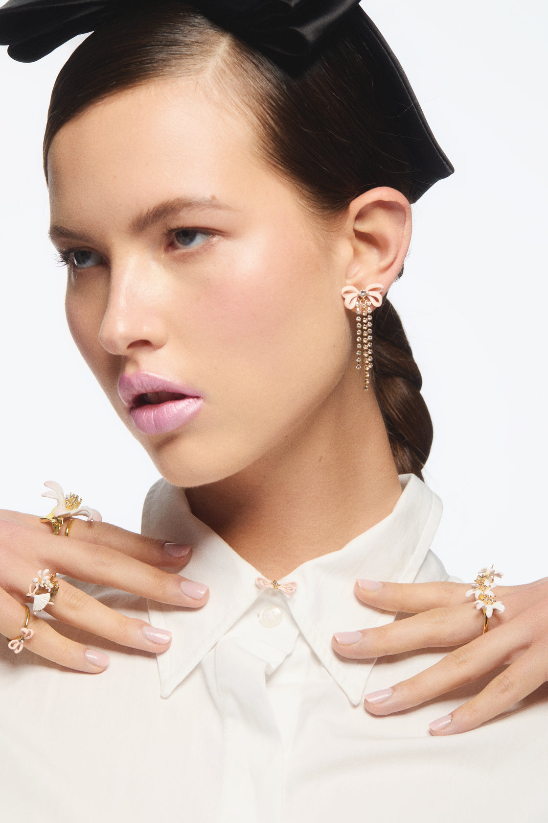 Clip Earrings OPERA NATIONAL DE PARIS - CHAUSSONS DE DANSE ET RUBAN — worn by a model